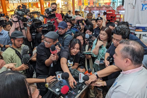 马来西亚交通部长安东尼洛克周日向记者发表讲话。 