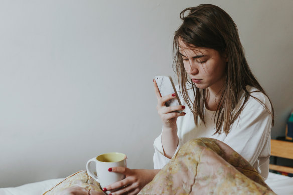 Research shows that it takes about 20 minutes to regain concentration after we come offline. 