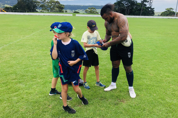 Addin Fonua-Blake with young Warriors fans on Friday.