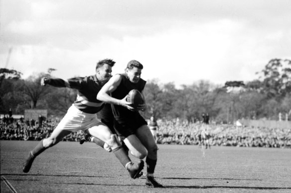 Melbourne superstar Ron Barassi escapes Footscray’s Herb Henderson during the 1954 grand final.