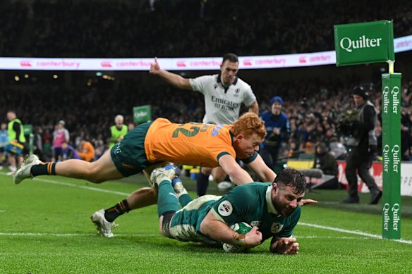 Robbie Henshaw scores his team’s sixth try in Ireland’s big win over Australia in 2025.