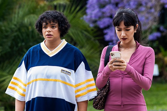 Lydia West (à esquerda) e Natasha Liu Bordizzo em Ela merecia. 