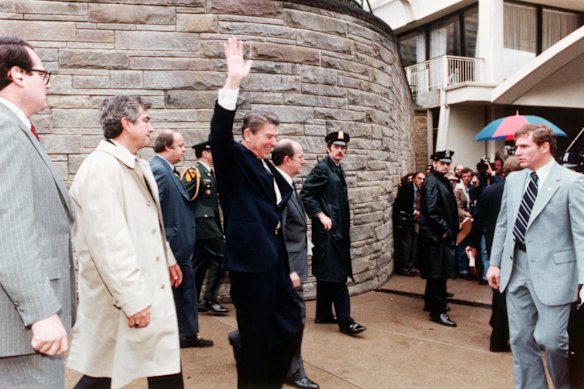 Reagan tinha apenas alguns meses de seu primeiro mandato como presidente quando foi baleado por John Hinckley Jr em Washington. 