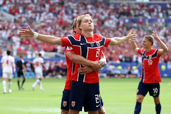 Andrejs Schjelderup celebrates the first goal.