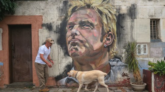 Gardener and St Kilda resident Stephen Ridding visiting the new Shane Warne mural in Dalgety Lane.