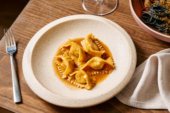 Al pizza party si uniscono gli agnolotti ripieni di coniglio, vitello e maiale.