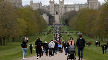 Gente en la caminata larga en el Castillo de Windsor el domingo.  Algunos estaban allí para poner las flores.