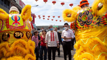 Avustralya dışişleri bakanı, Kota Kinabalu'nun Çin Mahallesi bölgesinde ejderha dansçıları tarafından karşılandı.