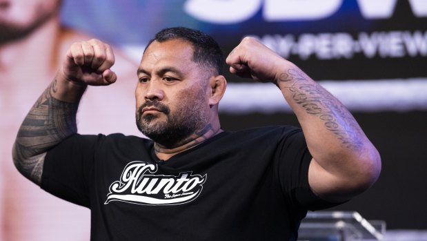 Mark Hunt will face Sonny Bill Williams in a heavyweight boxing showdown.