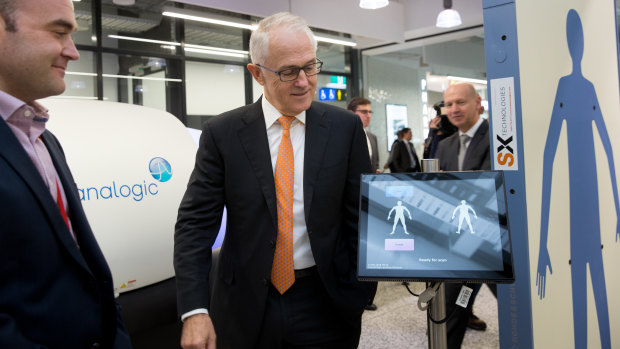 Prime Minister Malcolm Turnbull inspecting advanced security screening technology at Tullamarine Airport on Tuesday. 