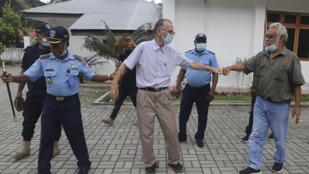 Former East Timor president Xanana Gusmåo (right) offers a show of support for priest Richard Daschbach during his trial last year.