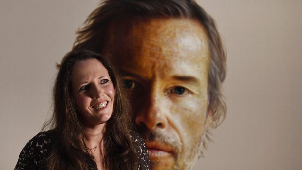 Artist Anne Middleton with her portrait of Guy Pearce. The painting has won the people’s choice award at the Archibald exhibition. 