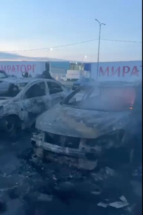 Uma imagem compartilhada pelo governador regional de Moscou mostrou carros queimando após o ataque com drones ucranianos.