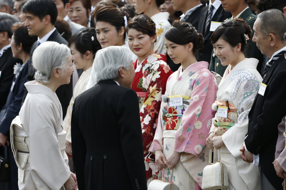 Japanese Olympian Ai Fukuhara (second from right) speaks with Emperor Akihito and Empress Michiko in Tokyo in 2017.