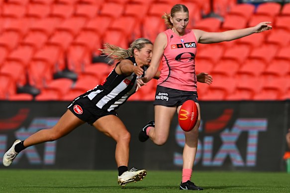 Sunny Lappin kicks a goal.