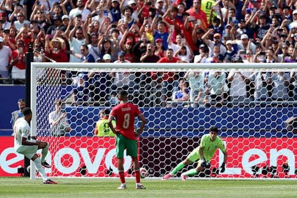Mbappe shoots.