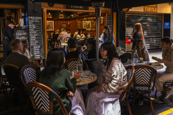 Diners enjoy the delights of Degraves St as Melbourne reopens completely to the fully vaccinated.