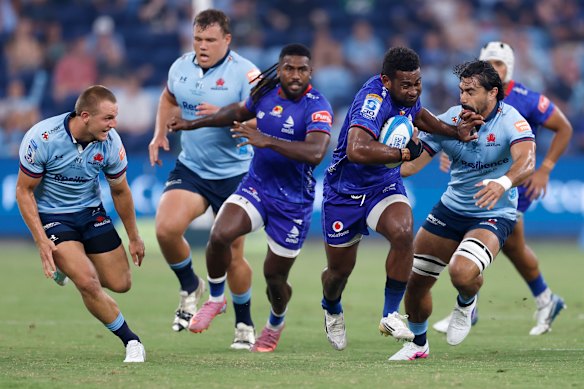 Tuidraki Samusamuvodre of Fijian Drua runs with the ball 