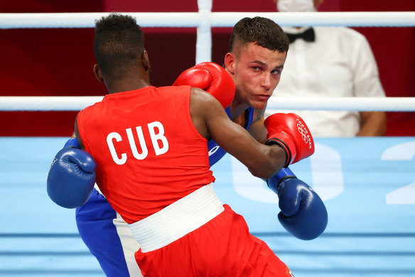 Harry Garside takes on Cuban Andy Cruz during the Tokyo Olympics.