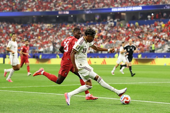 Lamine Yamal controls the ball against Nuno Mendes.