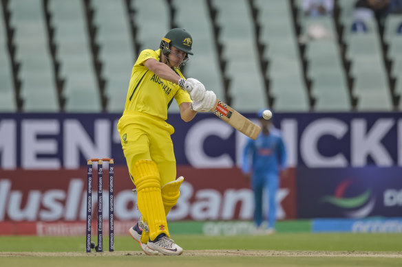 Harry Dixon tocando pela Austrália na final do mundo dos críticos masculinos dos sub -19 entre a Índia e a Austrália, na África do Sul em fevereiro.