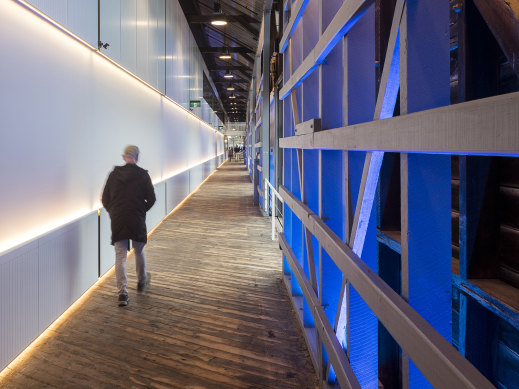 The renovated Walsh Bay wharf housing the Sydney Theatre Company retained the walkway running the length of the building and the harbourside bar. 