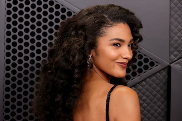 Olivia Dean, de 26 años, también mostró un nuevo papel secundario en los premios Grammy de este año.