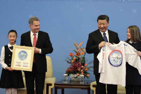 Finnish President Sauli Niinisto and Chinese President Xi Jinping receive T-shirts at the  2019 China-Finland Year of Winter Sports at the Great Hall of the People in Beijing.