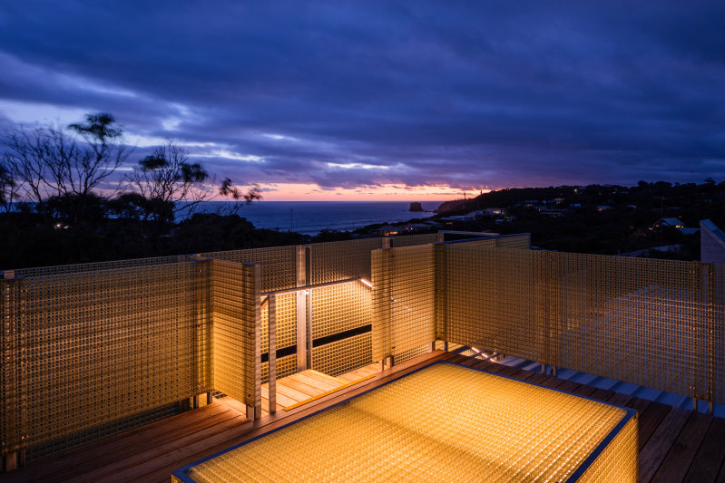 While the roof terrace, with its backlit fibre-reinforced plastic, functions as a seat, the same material operates as screening – strategically placed to articulate views, diffuse the northern light or give privacy.