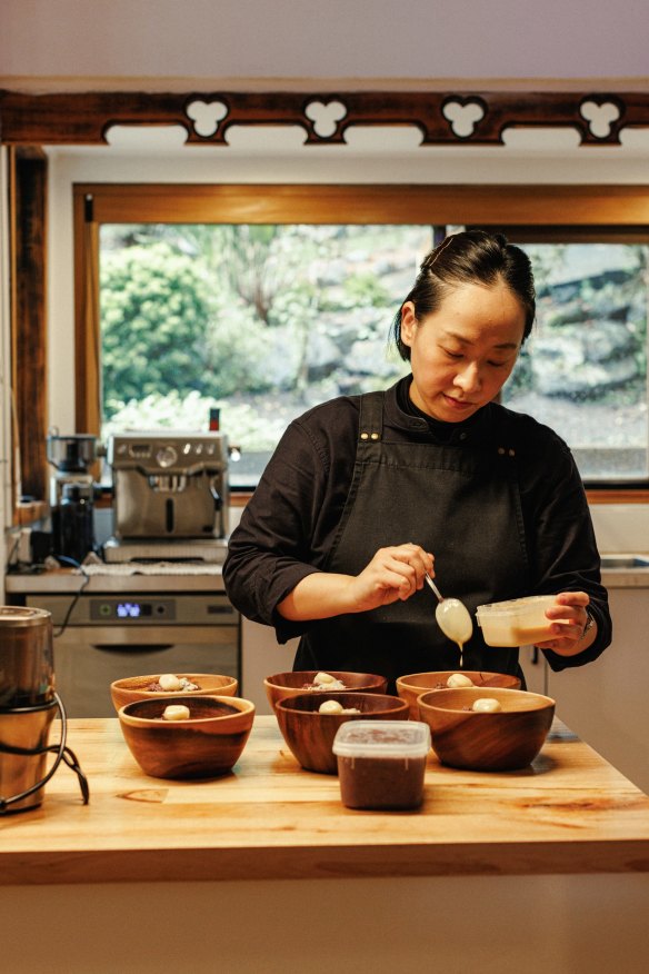 Jung Eun Chae prepares dishes for six.