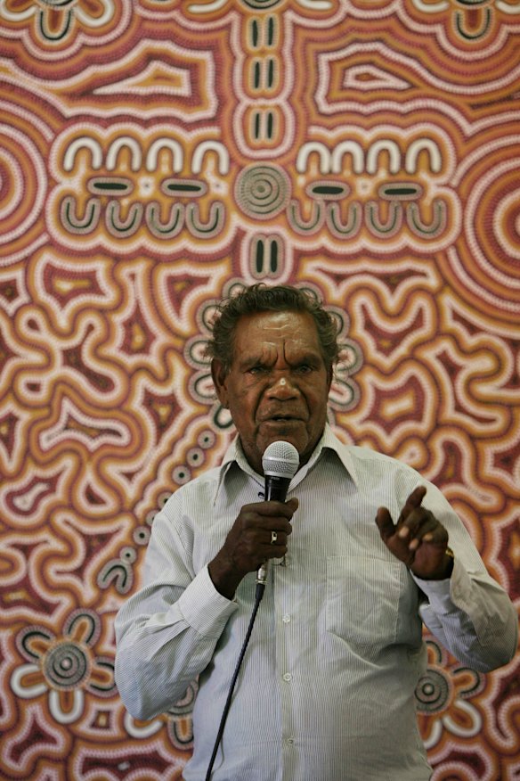 Harry Jakamarra Nelson speaking at a meeting in the NT where the Federal Government's Intervention into Aboriginal Communities was discussed.