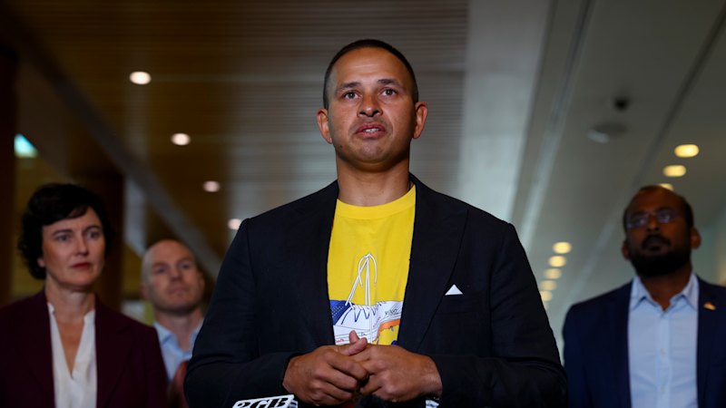 PM backs ‘right to punt’ as star cricketer takes campaign to Canberra