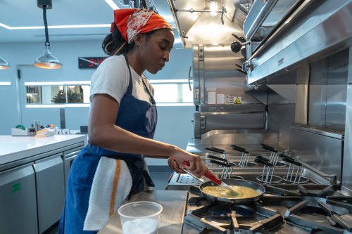 Sydney Adamu (Ayo Edebiri) making an omelette in The Bear.