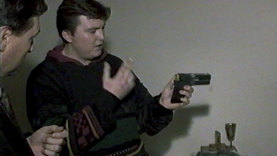 Denyer zeigt Rod Wilson die selbstgebaute Waffe, mit der er Frauen entführte.