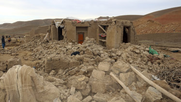 Afganistan'ın Badgis kentinde bu yılın başlarında meydana gelen depremden sonra hasar gören bir ev.