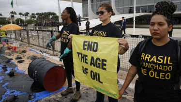 Greenpeace denounced what they call the government's neglect of environmental issues and slowness to solve problems like the oil spill in the north-east and fires in the Amazon. 