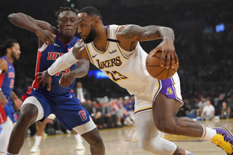 Davis James Dominate As Lakers Win Fifth Straight