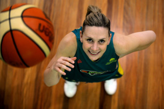 Penny Taylor trains with the Opals in 2008.