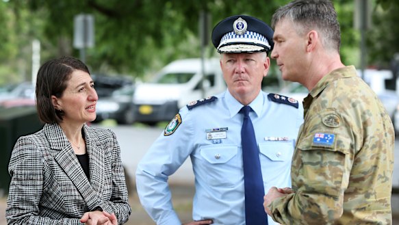 Premier Gladys Berejiklian with NSW Police Commissioner Mick Fuller and Brigadier Mick Garraway at the Victorian border checkpoint on Sunday.
