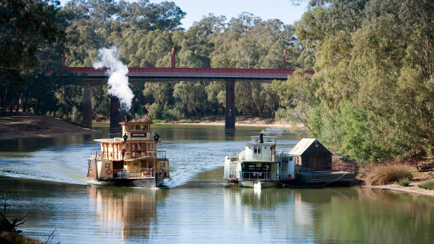 The tourism industry says businesses in border communities like Echuca and Moama, on opposites sides of the Murray River, will need ongoing financial assistance in the wake of coronavirus. 