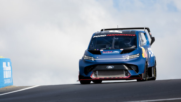 The electric Ford Supervan 4.2 set a new track record at Bathrust this week.