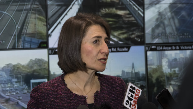 Premier Gladys Berejiklian has described Labor's plans to reintroduce a cashback on the M4 as a 'con'. 