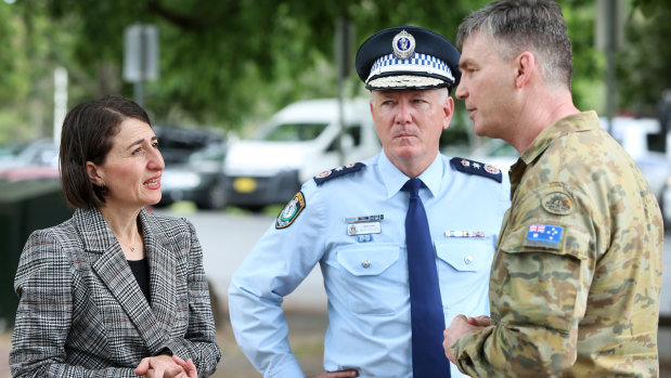 Premier Gladys Berejiklian with NSW Police Commissioner Mick Fuller and Brigadier Mick Garraway at the Victorian border checkpoint on Sunday.