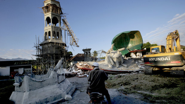 A damaged mosque in North Lombok. 