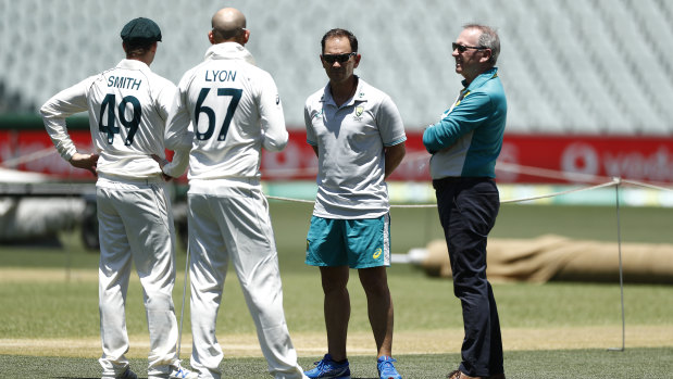 Steve Smith and Nathan Lyon talking with Justin Langer and Australian Chairman of Selectors Trevor Hohns.
