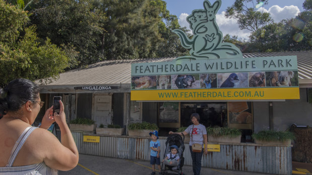 Sydney Zoo's attempt to extend it opening hours is opposed by rival animal parks including Featherdale Wildlife Park. 