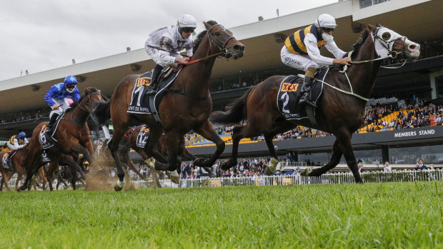 Hugh Bowman on I’m Thunderstruck holds off Count De Rupee to win the 2021 Golden Eagle.
