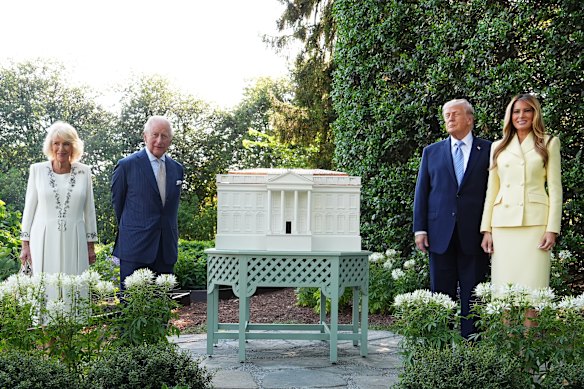 La regina Camilla e il re Carlo posano con Donald Trump e Melania Trump accanto all'alveare recentemente inaugurato.