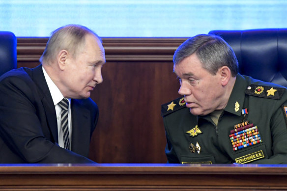 Rusya Devlet Başkanı Vladimir Putin, solda ve Rus General Valery Gerasimov.