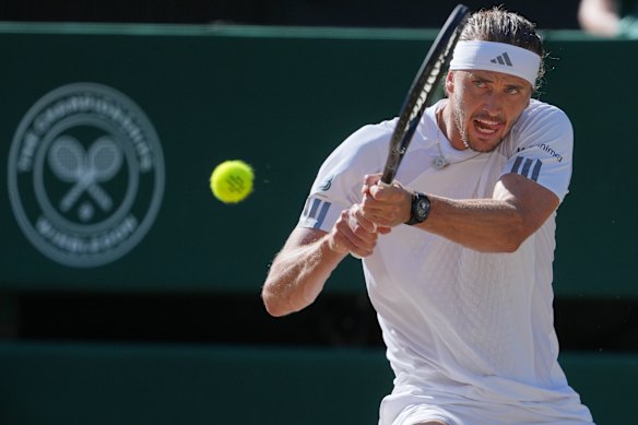 Alexander Zverev won the opening set, but the final swung in the second-set tiebreak.